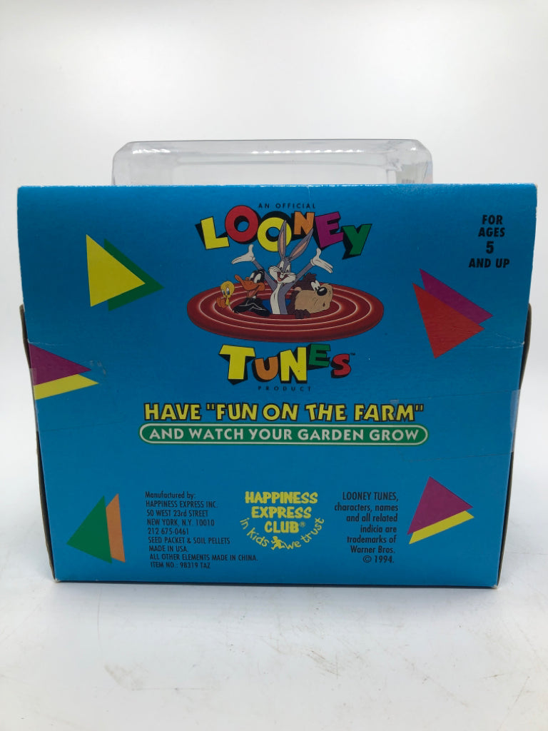 NIP LOONEY TUNES "HAVE FUN ON THE FARM" FIGURE.