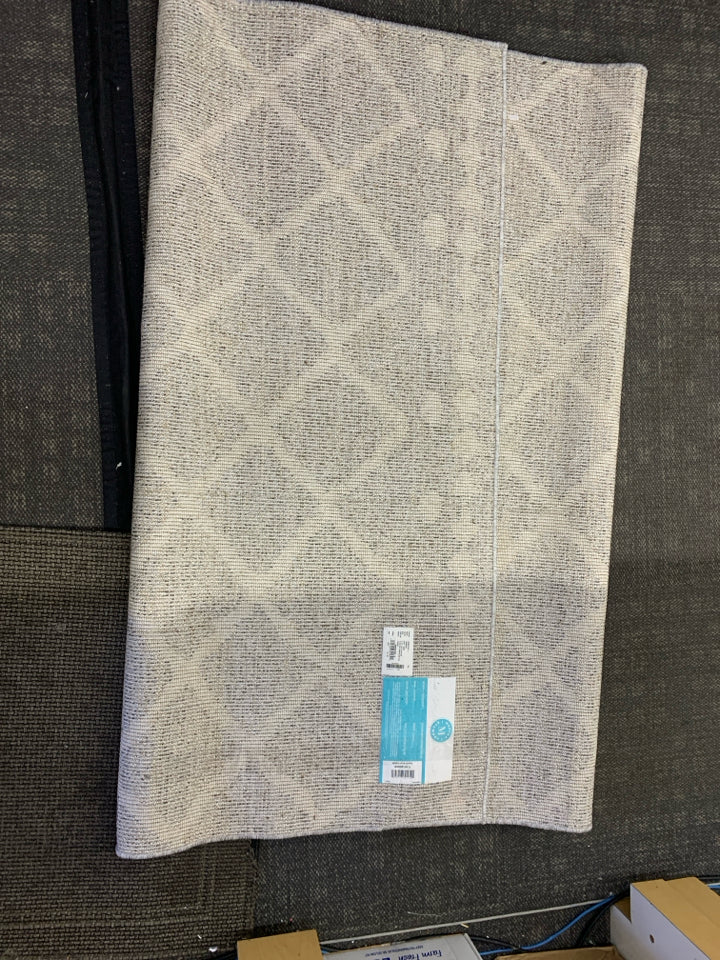 MARBLE BLUES W/ EMBOSSED WHITE AZTEC PATTERN RUG MARTHA STEWART.