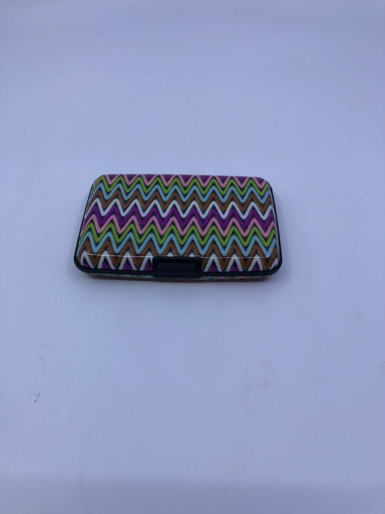 COLORFUL ZIGZAG PATTERN CARD HOLDER.