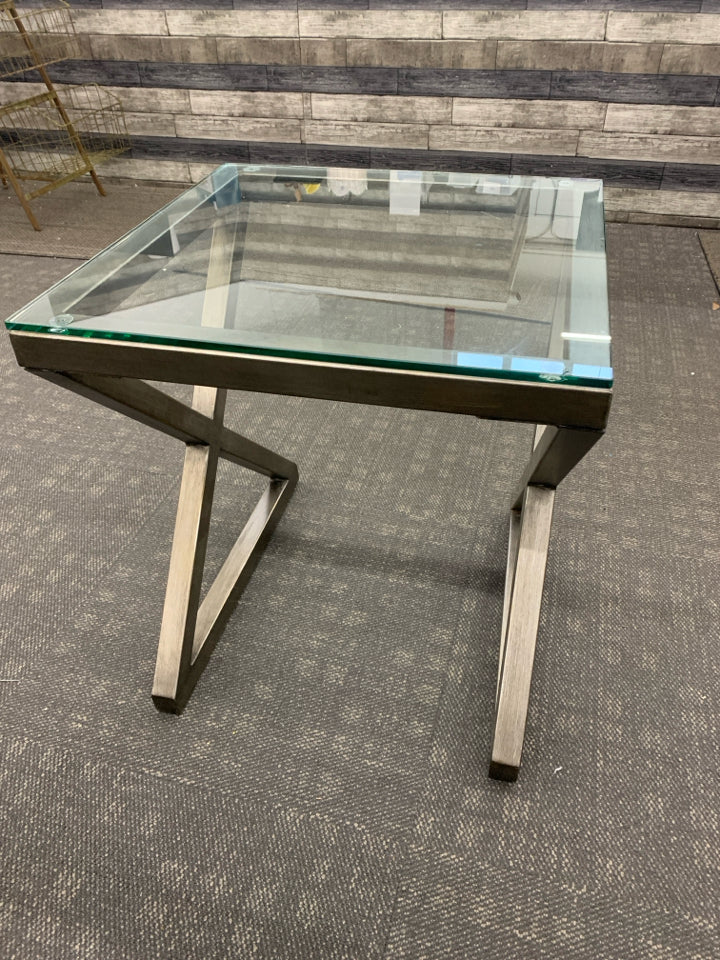 GLASS-TOP X-FRAME SIDE TABLE.