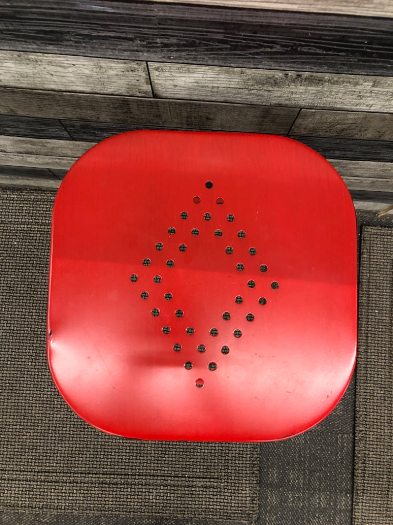 RED METAL STOOL.
