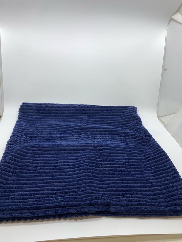 NAVY BLUE RIBBED PILLOW COVER.