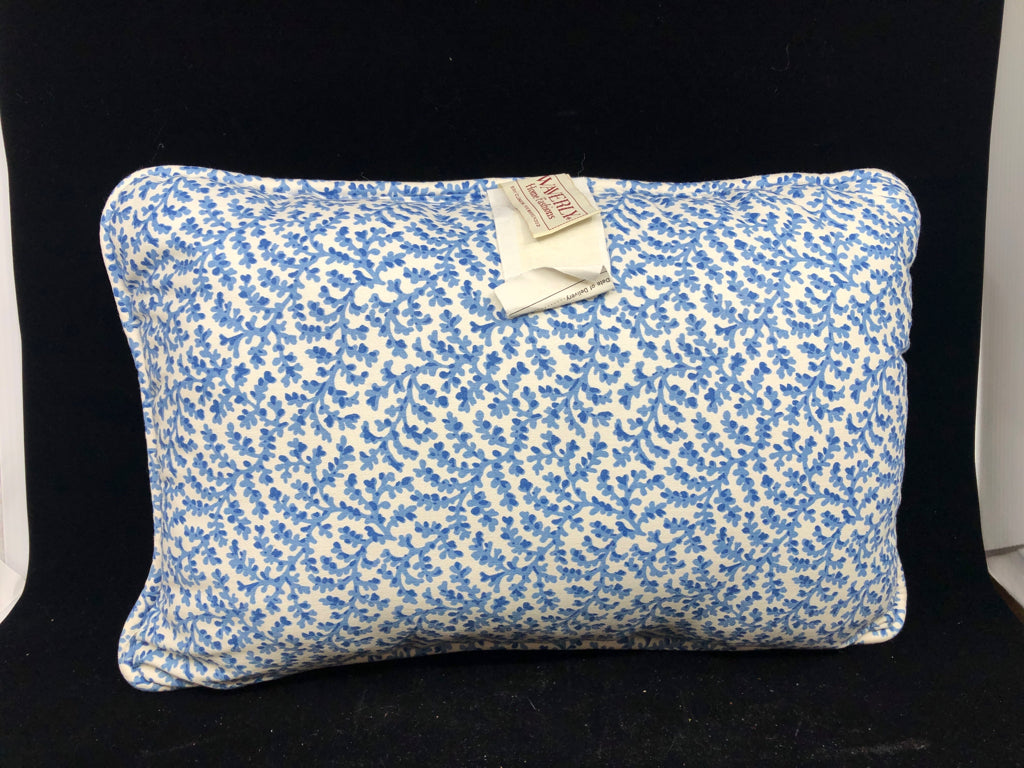 WHITE AND BLUE RECTANGLE PILLOW.