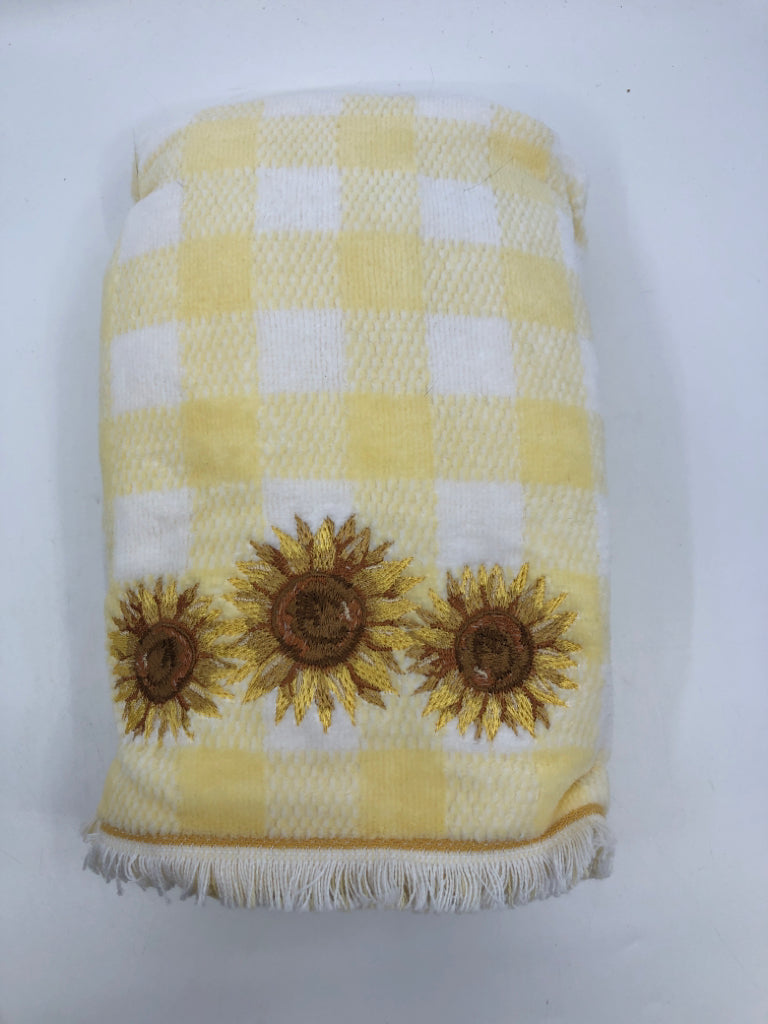 NEW WHITE AND YELLOW SUNFLOWER KITCHEN TOWELS.