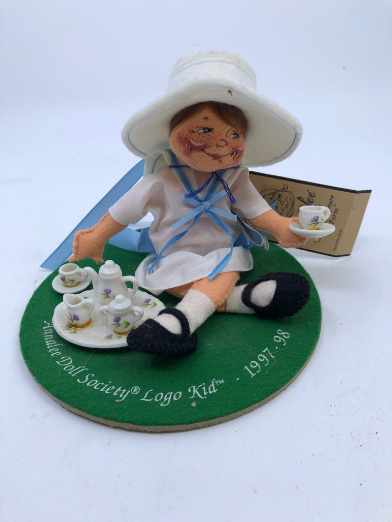 ANNA LEE SOCIETY DOLL LITTLE KID HAVING TEA PARTY-1997-98.