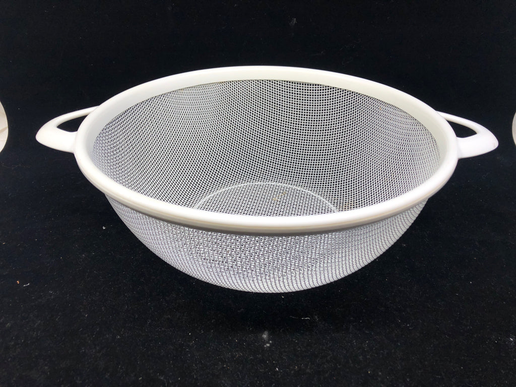 WHITE MESH STRAINER.