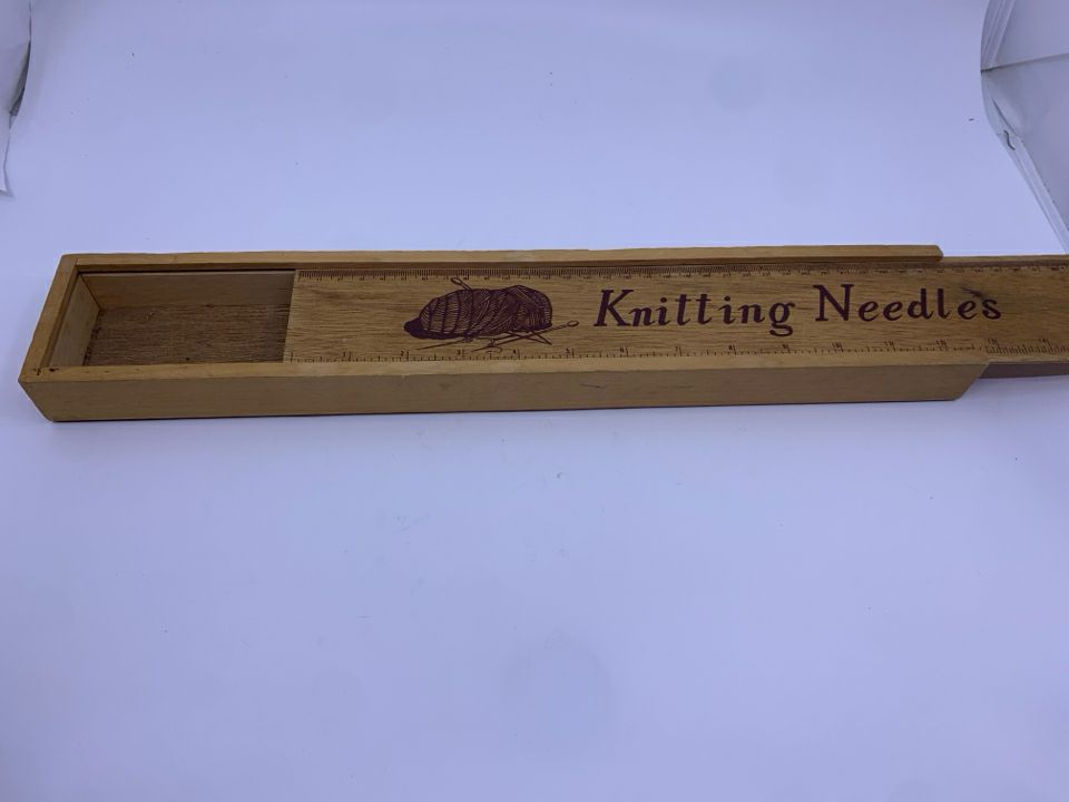 WOOD KNITTING NEEDLES HOLDER BOX.