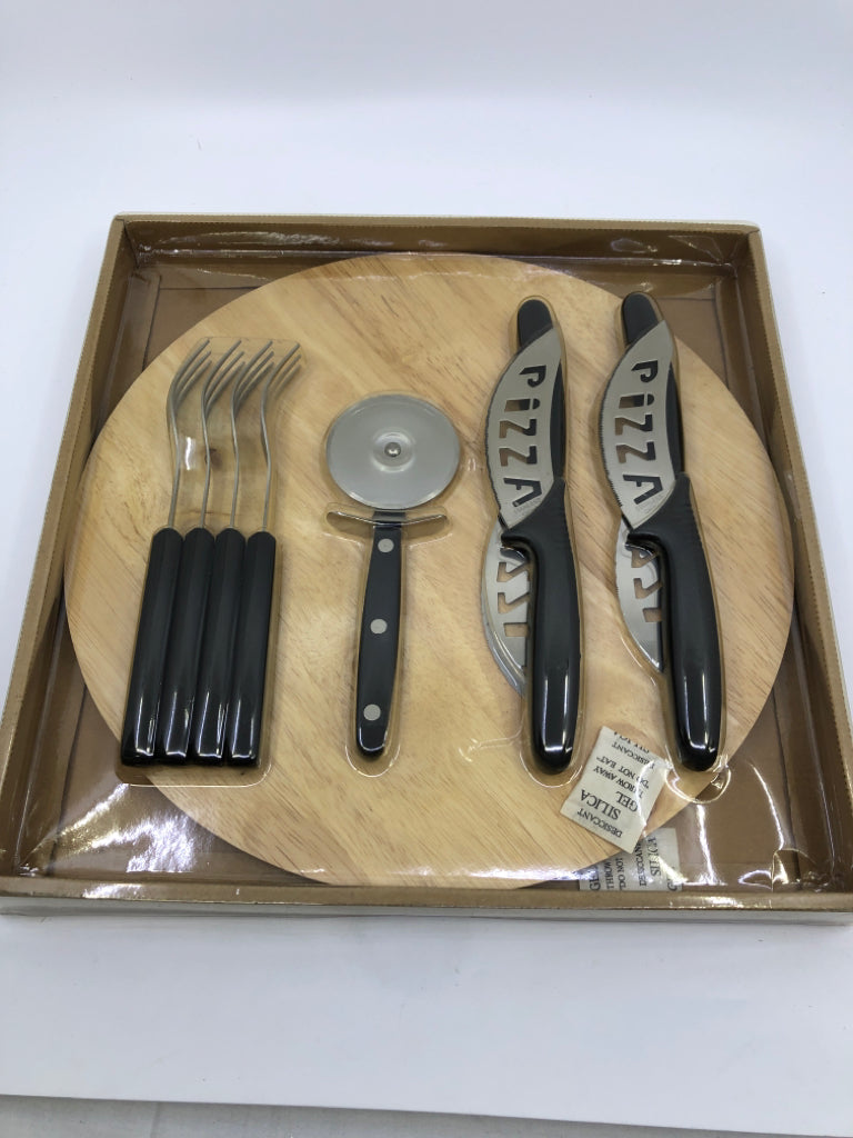 NIB 10 PC PIZZA SET.