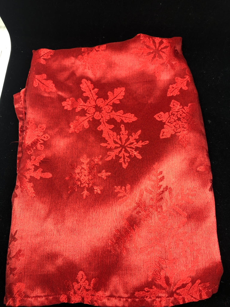 RED SNOWFLAKE TABLE CLOTH.