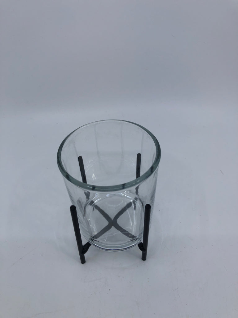 SMALL GLASS VOTIVE HOLDER IN BLACK METAL STAND.