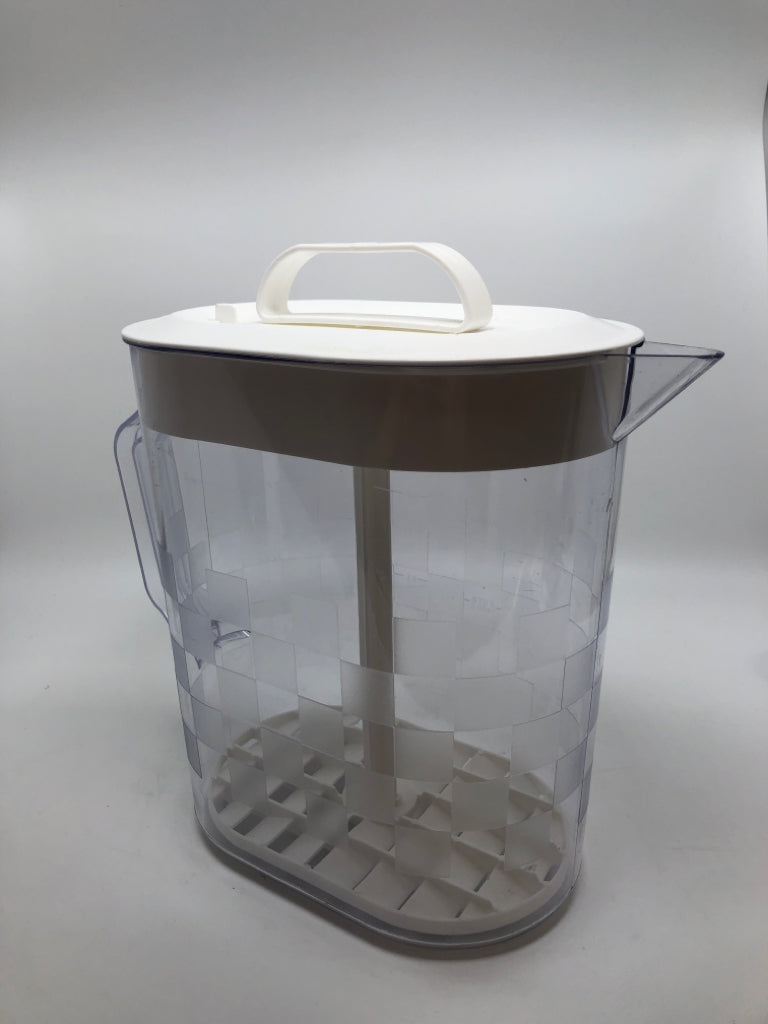 PAMPERED CHEF QUICK STIR PITCHER.