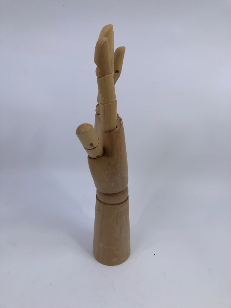WOODEN ARTISTS PERSPECTIVE HAND.
