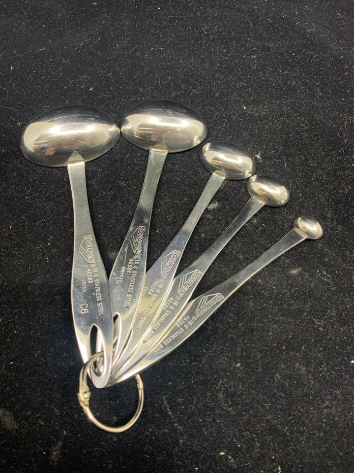 SILVER METAL MEASURING SPOONS.