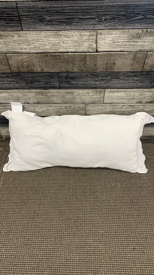 WHITE ACCENT PILLOW W/LACE EDGES.