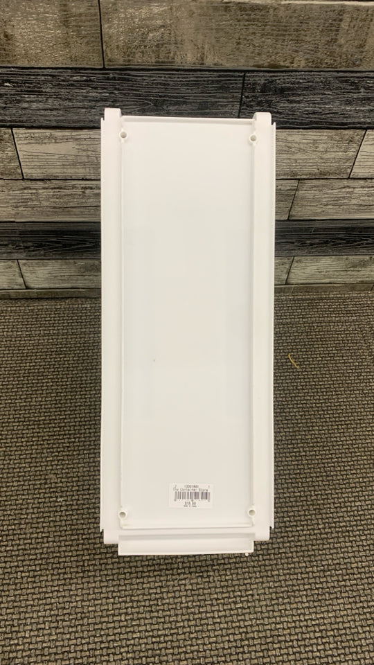 NARROW WHITE PLASTIC ORGANIZER.