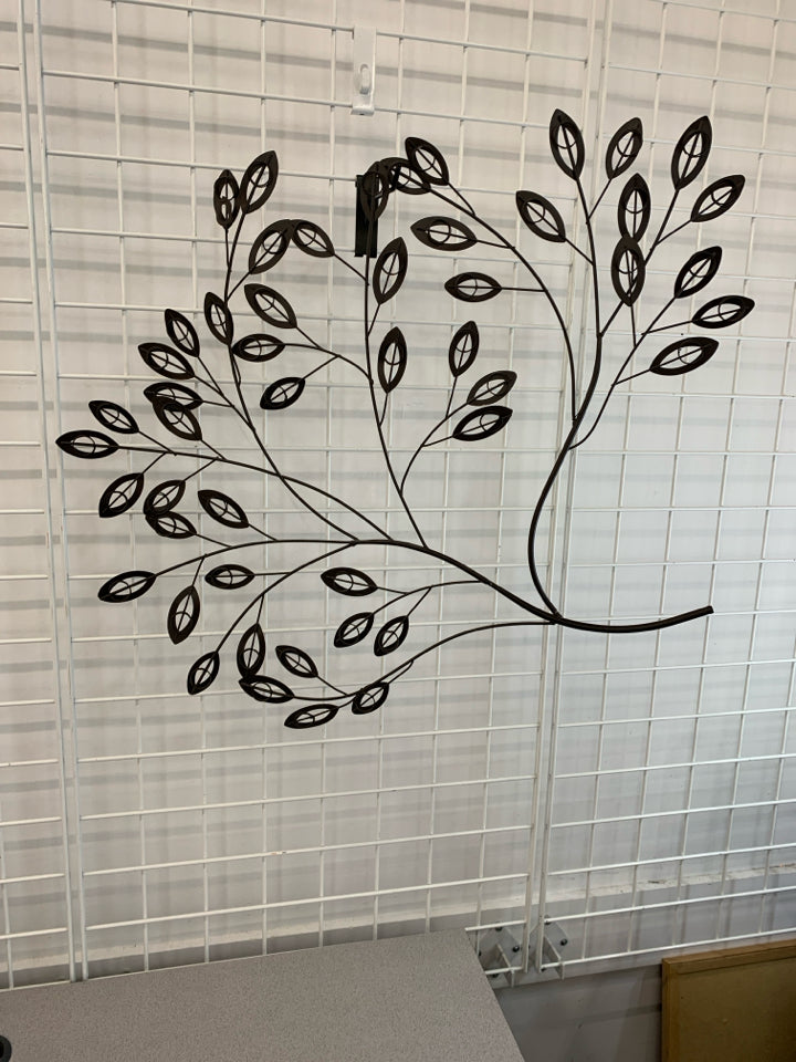 METAL TREE WALL HANGING.