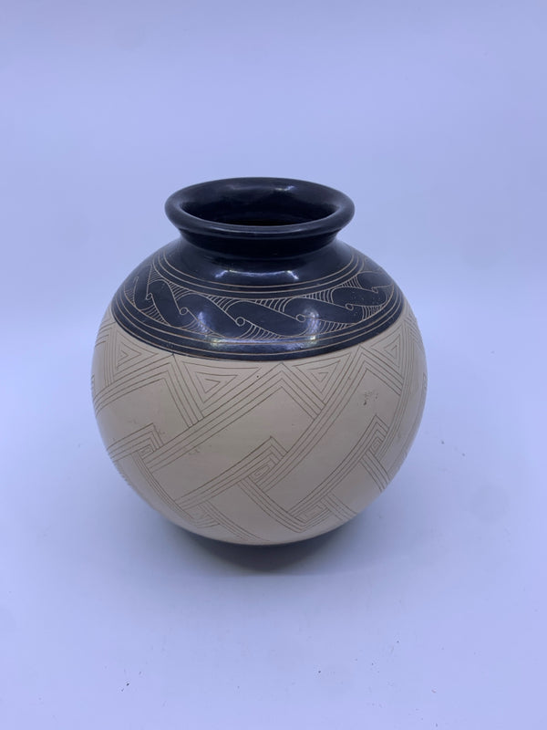 BLACK AND TAN ROUND VASE.