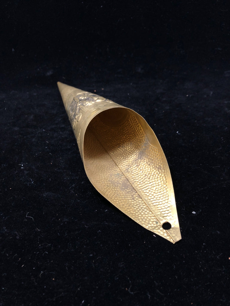 METAL VASE W/IMAGE WALL HANGING.
