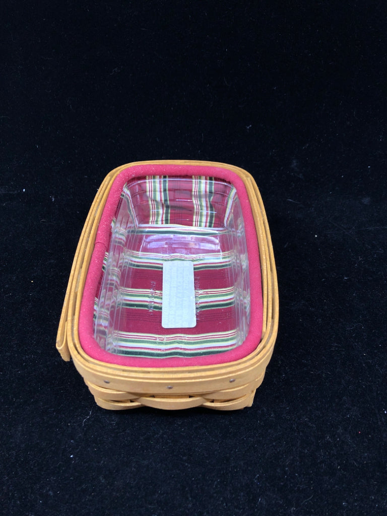 2004 SHALLOW RED AND GREEN RECTANGLE BASKET W PLASTIC LINER.