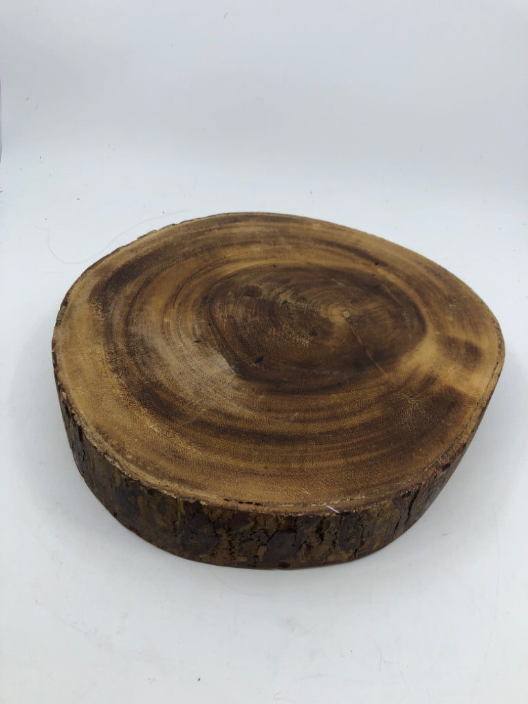 WOOD TREE SLICE CUTTING BOARD.