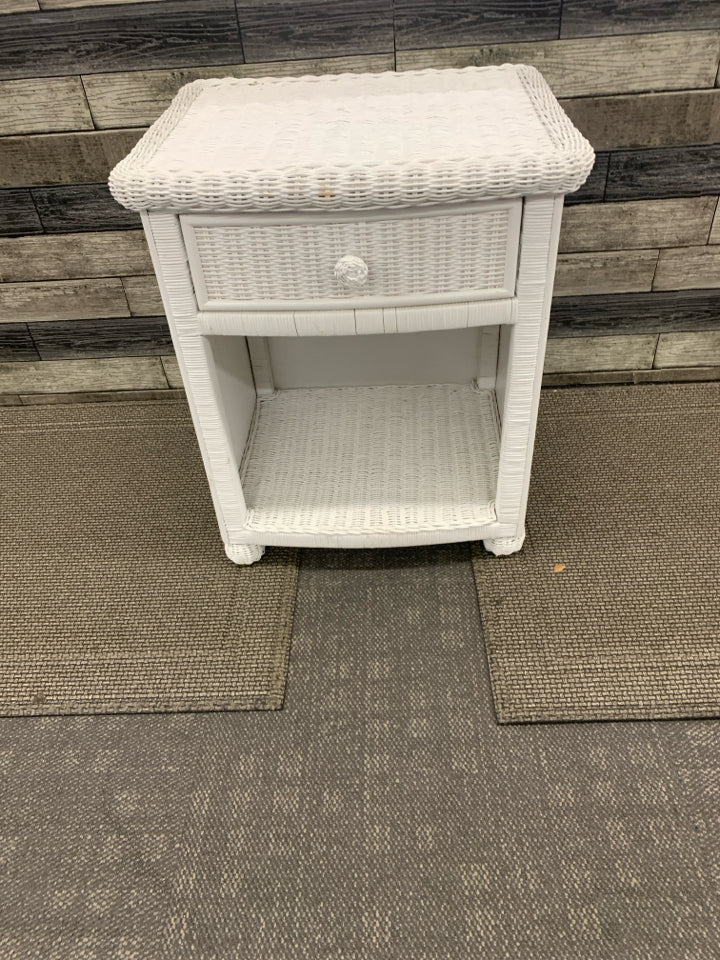 2 TIER WHITE WICKER NIGHT STAND W/ 1 DRAWER.