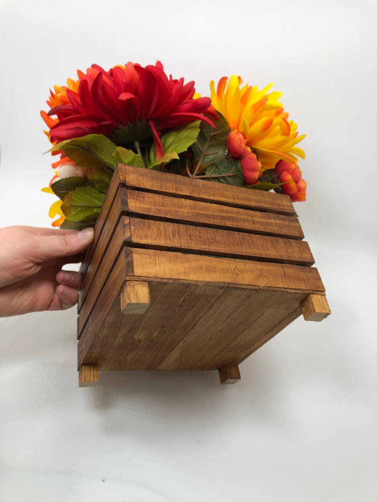WOOD SLOTTED FALL FLORAL ARRANGEMENT.