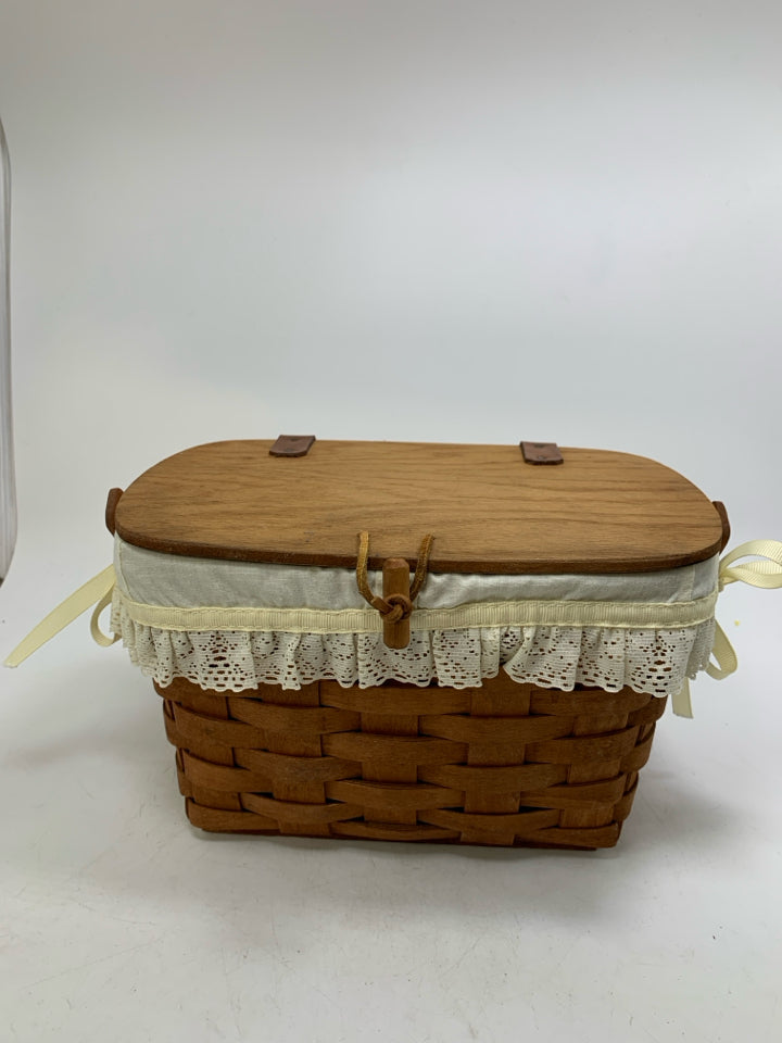 VTG PICNIC/SEWING BOX BASKET 1989 W/ LID WHITE LACE LINER.