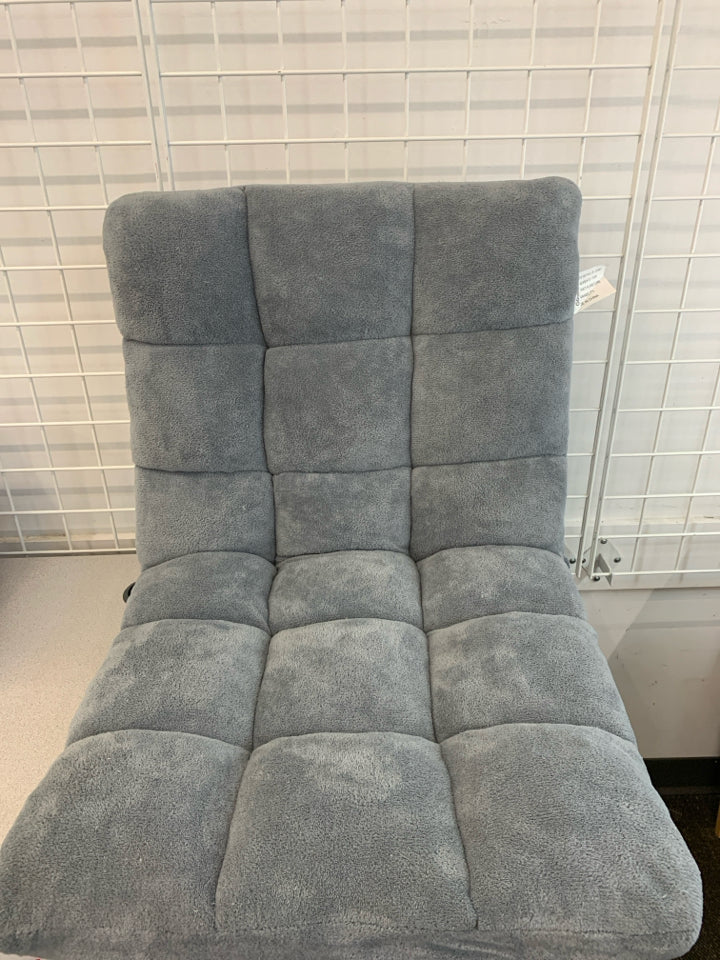 5-POSITION GRAY GORELAX CHAIR W/WASHABLE COVER.