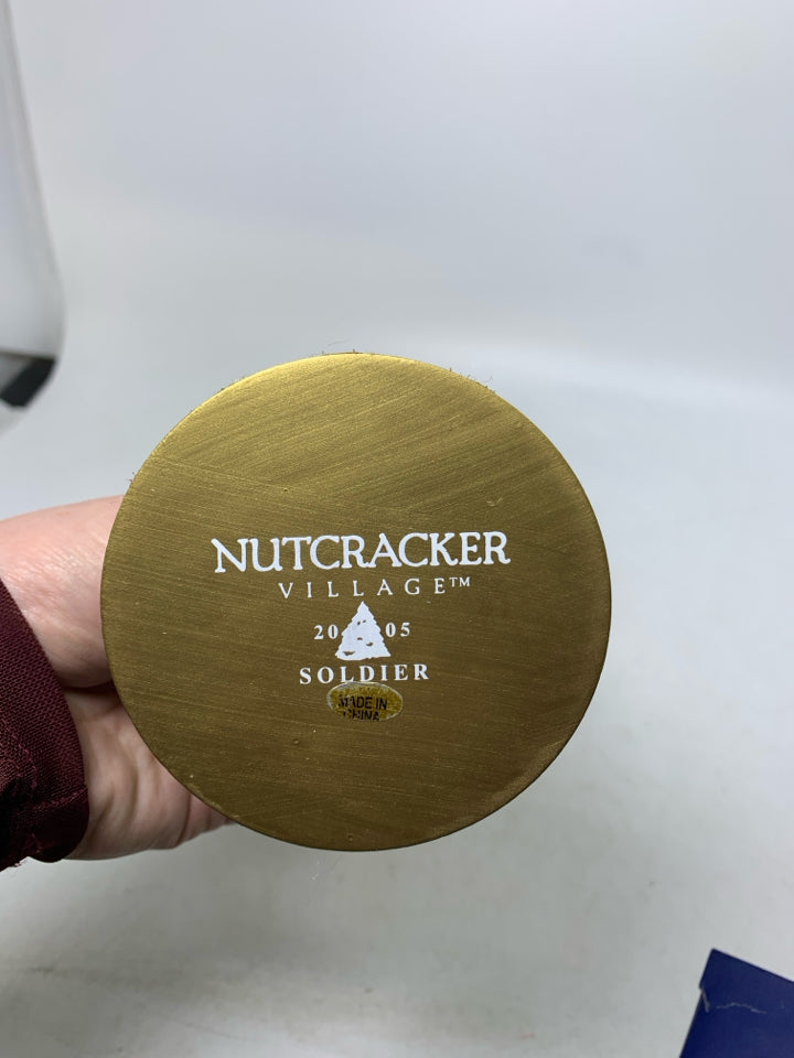VTG IN BOX NUTCRACKER VILLAGE IN GOLD SOLDIER.