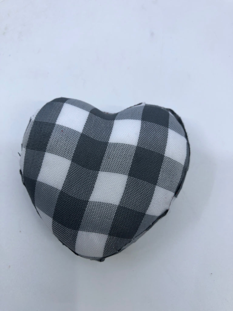 8 PC BLACK/WHITE PLAID HEARTS.