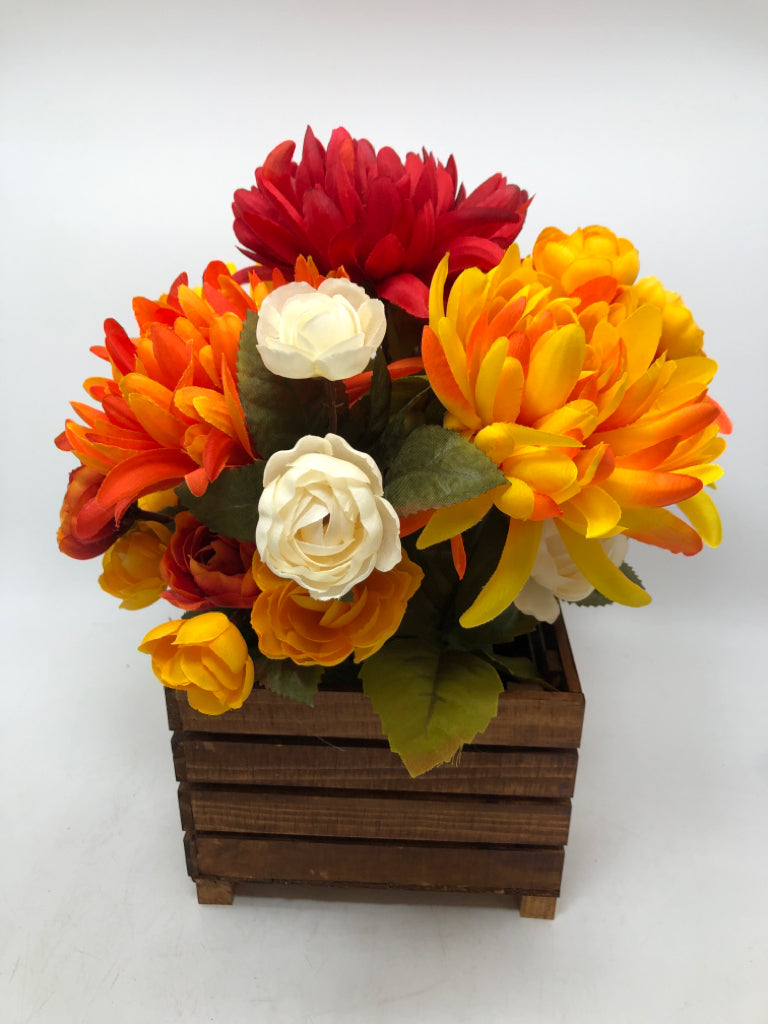 WOOD SLOTTED FALL FLORAL ARRANGEMENT.