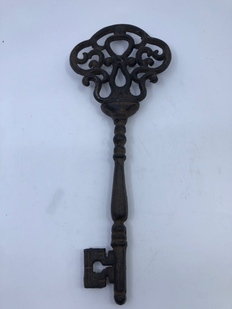 BRONZE SKELETON KEY DECOR.