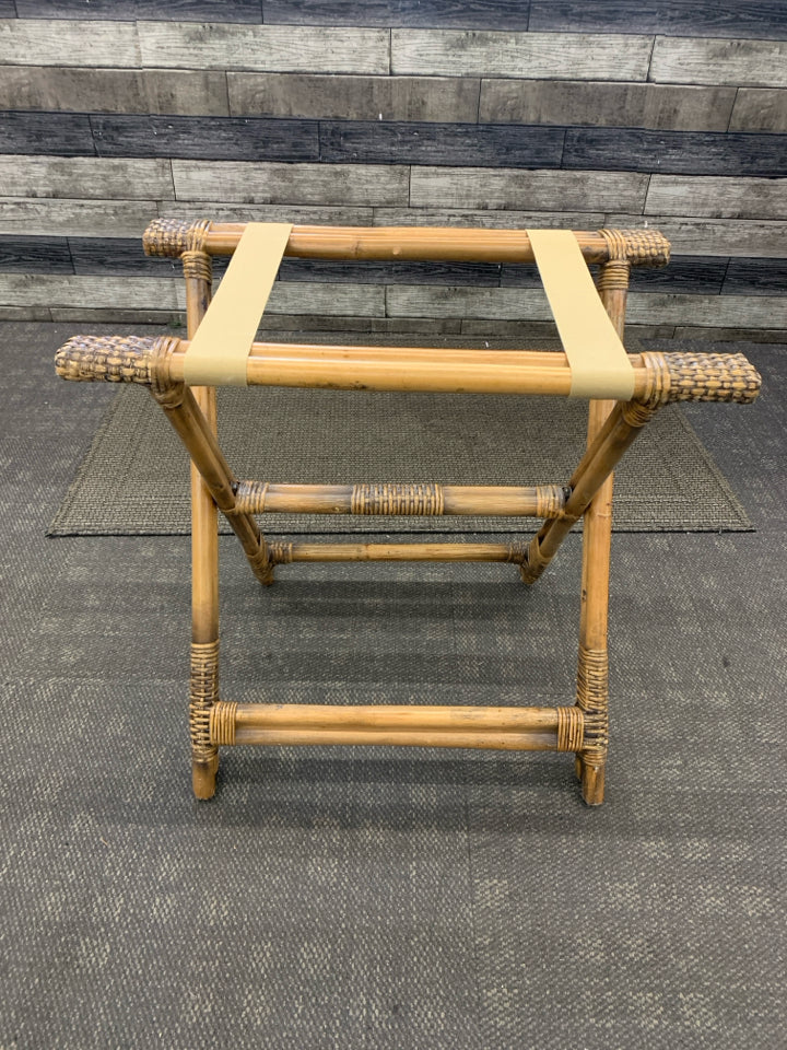 VTG RATTAN LUGGAGE HOLDER.