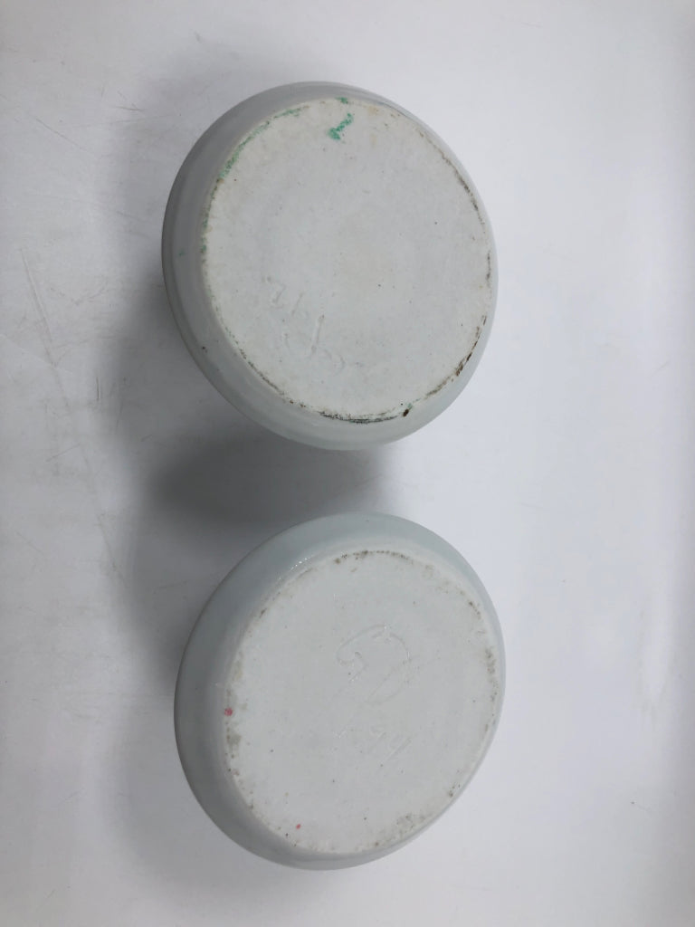 2 BLUE FLORAL CERAMIC CANDLESTICK HOLDERS.