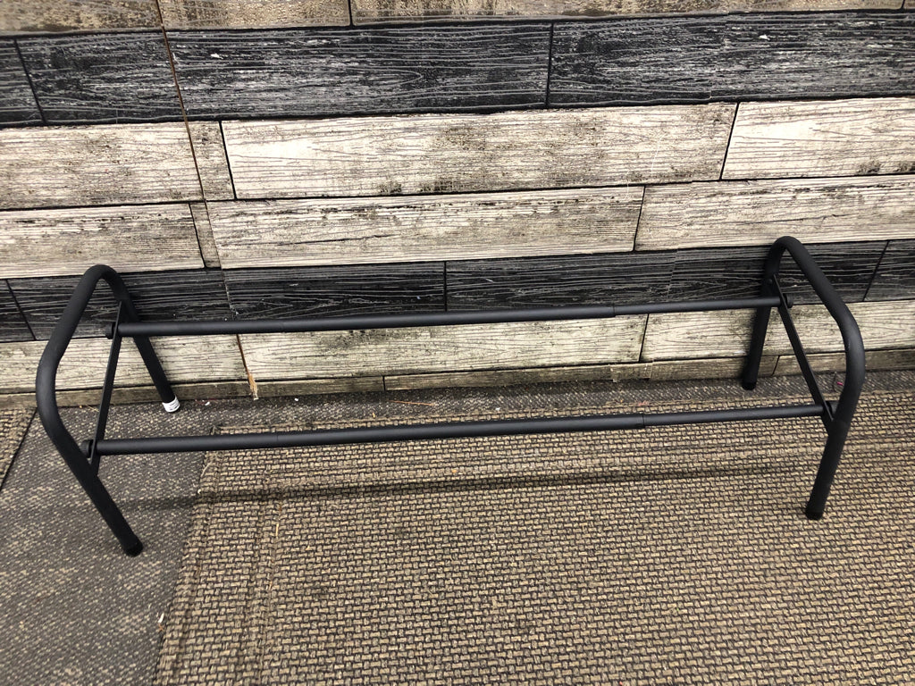 BLACK METAL ADJUSTABLE SHOE RACK.