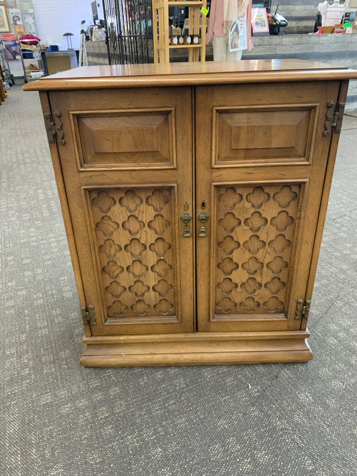 VTG WOOD BAR CABINET W/ W/ LIFT TOP DETAILED DOORS METAL HARD WARE.