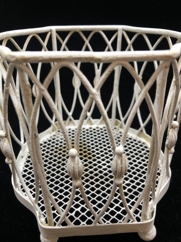 SMALL WHITE DISTRESSED METAL BASKET.