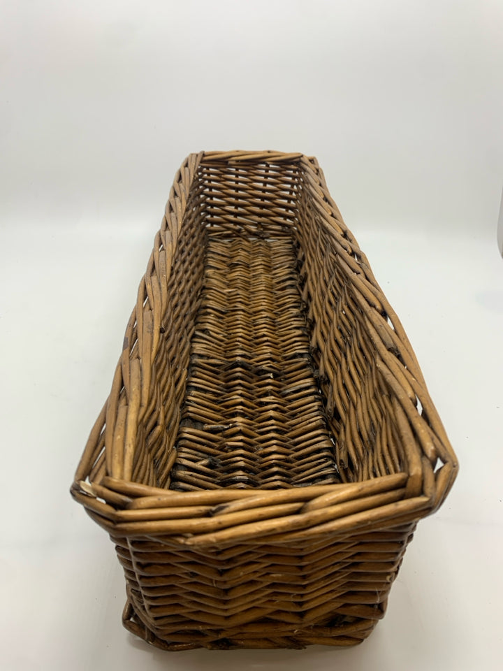 RECTANGLE WICKER BASKET.