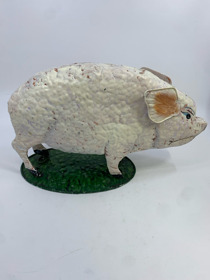 METAL PIG DECOR.