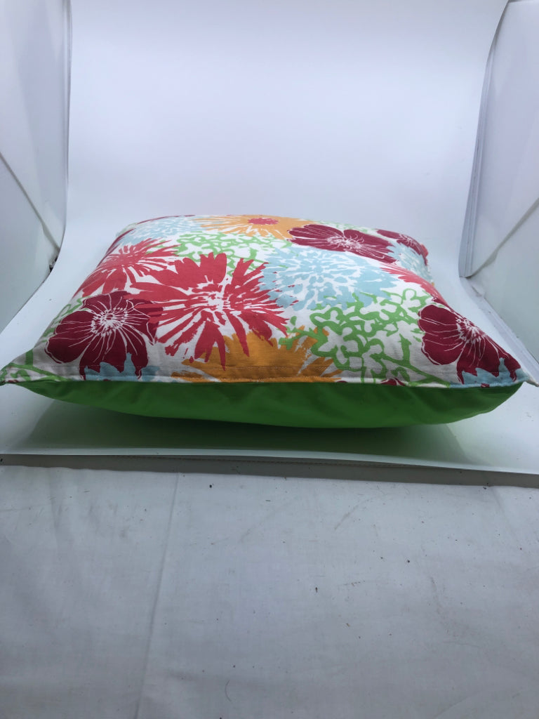 COLORFUL FLOWER W/ SOLID GREEN BACK PILLOWS.