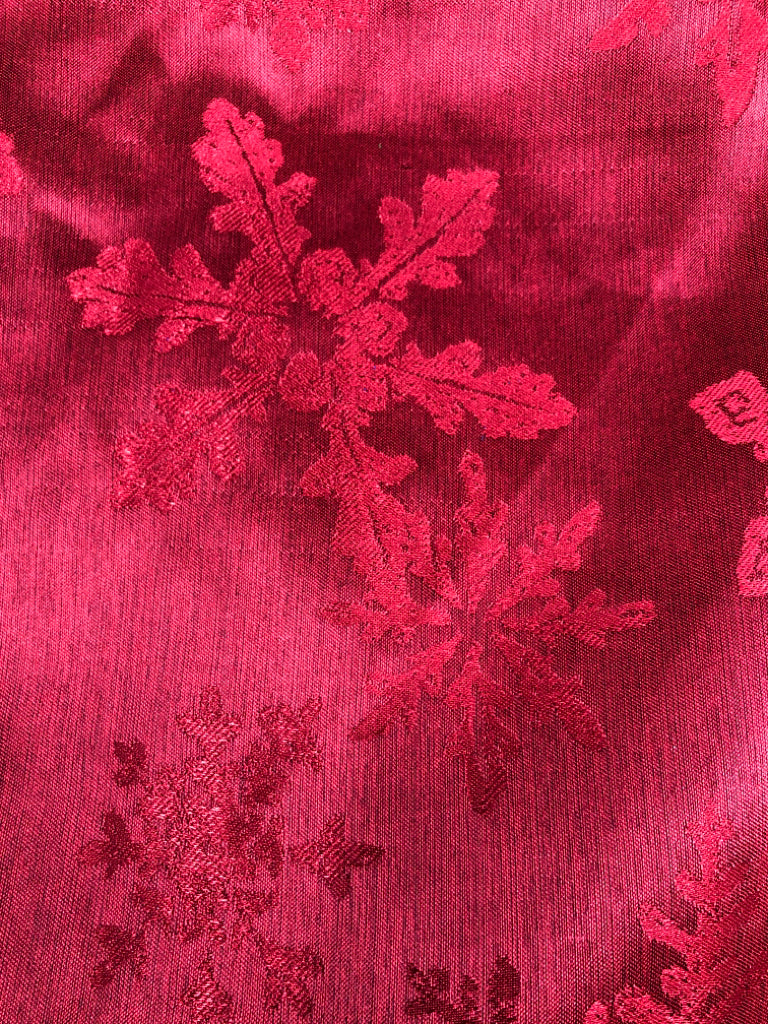 RED SNOWFLAKE TABLE CLOTH.