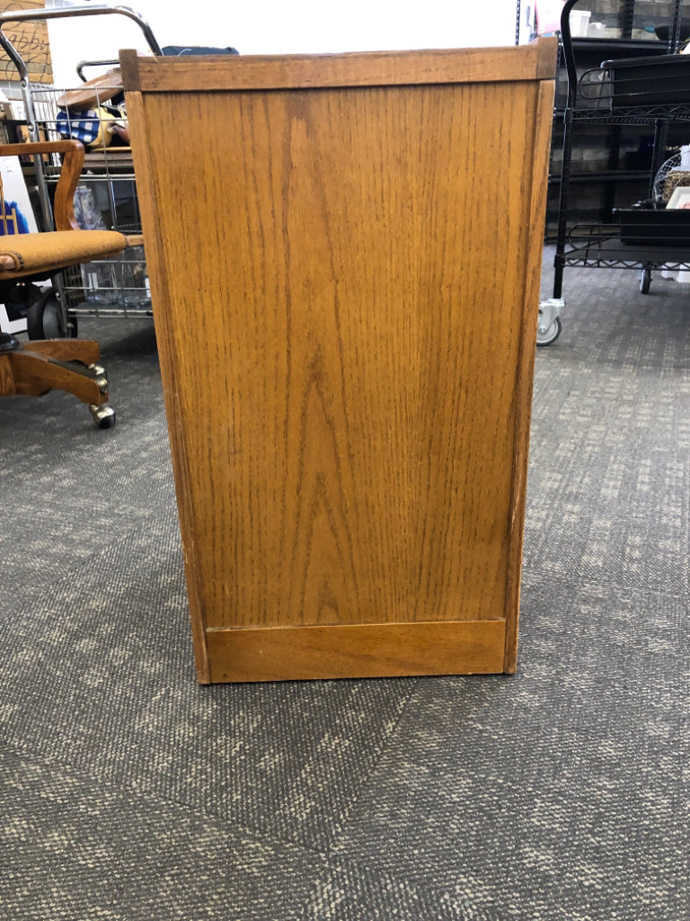 OAK WOOD 2 DRAWER FILE CABINET.