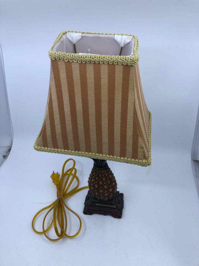 SMALL PINEAPPLE LAMP W SQUARE SHADE.