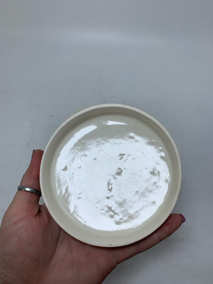 WHITE W/ BLUE DETAILS CIRCLE COVERED DISH.