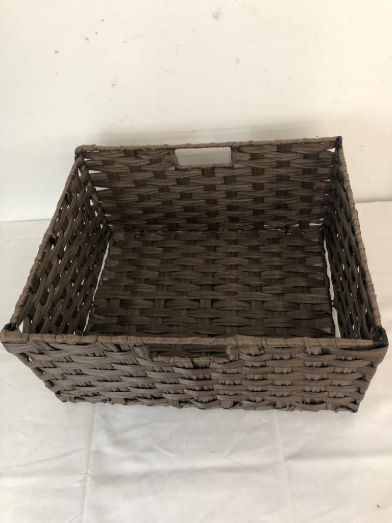 LIGHT BROWN REMOVABLE BOTTOM BASKET.