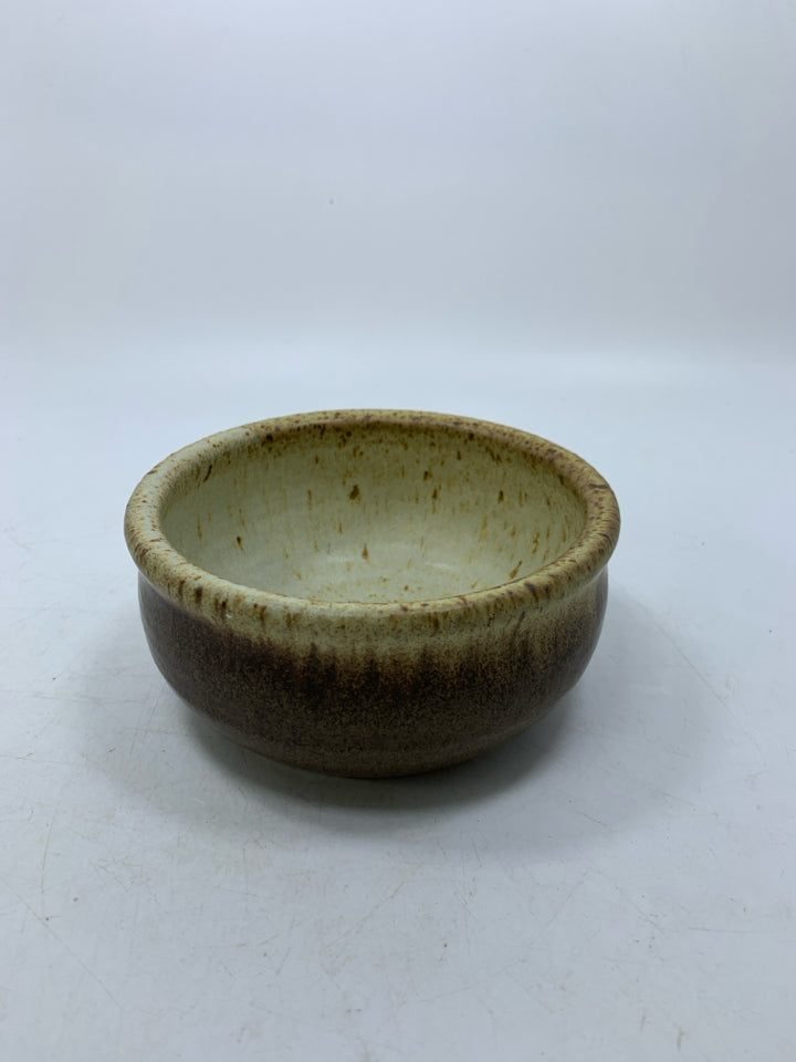 LIGHT BROWN OUTER SPECKLED INSIDE POTTERY PLANTER.