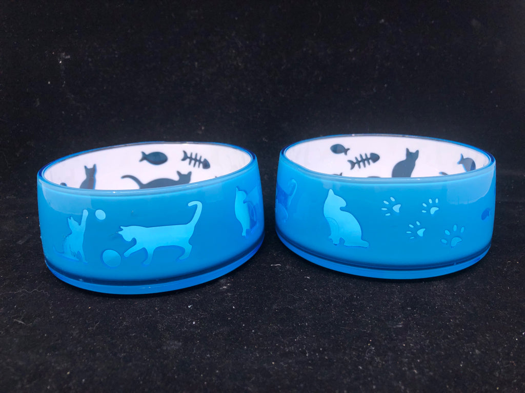 2 THICK PLASTICS CAT BOWLS W/ WHITE INSIDE BLUE OUTSIDE.