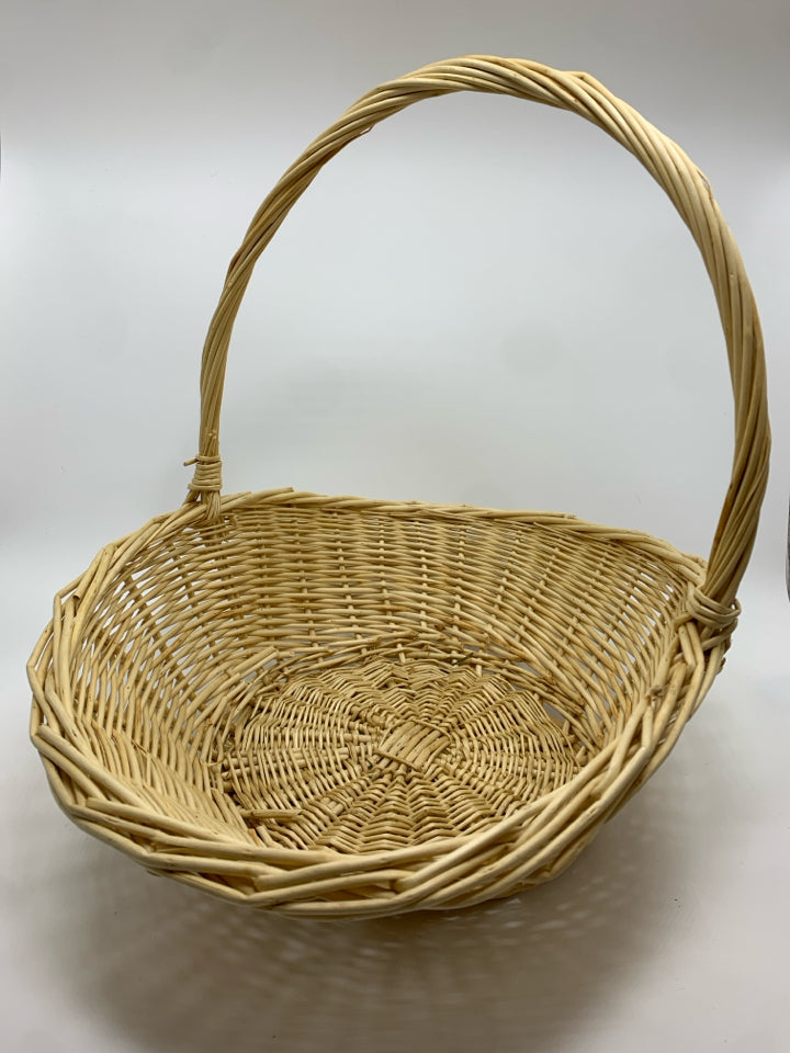 LIGHT WICKER BASKET W/HANDLE.