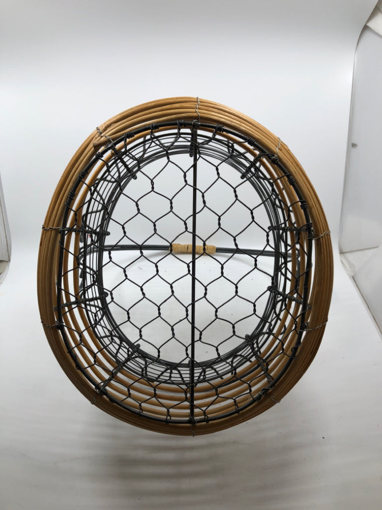 WOODEN SWIRL METAL BASKET.