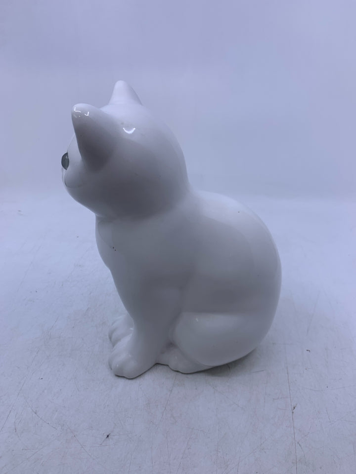 WHITE CERAMIC SITTING CAR W/ GREEN EYES HOLLOW.